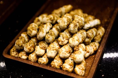 Bir grup çeşit kurabiye. Çikolata parçacıklı, yulaflı, kuru üzümlü, beyaz çikolatalı.