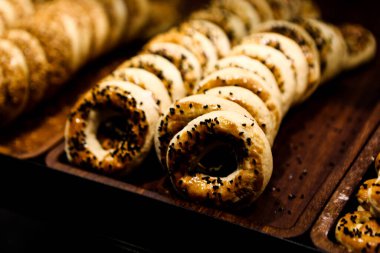 Bir grup çeşit kurabiye. Çikolata parçacıklı, yulaflı, kuru üzümlü, beyaz çikolatalı.