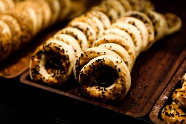 Bir grup çeşit kurabiye. Çikolata parçacıklı, yulaflı, kuru üzümlü, beyaz çikolatalı.