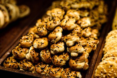 Bir grup çeşit kurabiye. Çikolata parçacıklı, yulaflı, kuru üzümlü, beyaz çikolatalı.