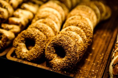 Bir grup çeşit kurabiye. Çikolata parçacıklı, yulaflı, kuru üzümlü, beyaz çikolatalı.