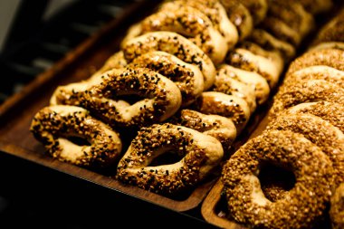 Bir grup çeşit kurabiye. Çikolata parçacıklı, yulaflı, kuru üzümlü, beyaz çikolatalı.