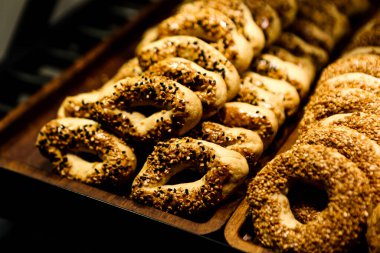 Bir grup çeşit kurabiye. Çikolata parçacıklı, yulaflı, kuru üzümlü, beyaz çikolatalı.