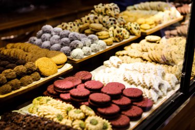 Bir grup çeşit kurabiye. Çikolata parçacıklı, yulaflı, kuru üzümlü, beyaz çikolatalı.