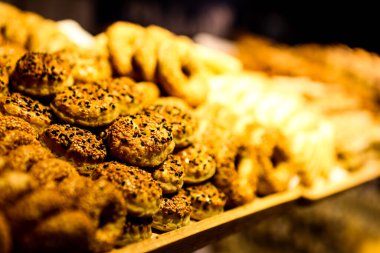 Bir grup çeşit kurabiye. Çikolata parçacıklı, yulaflı, kuru üzümlü, beyaz çikolatalı.