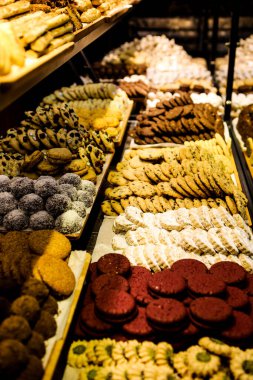 Bir grup çeşit kurabiye. Çikolata parçacıklı, yulaflı, kuru üzümlü, beyaz çikolatalı.