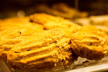 Bir grup çeşit kurabiye. Çikolata parçacıklı, yulaflı, kuru üzümlü, beyaz çikolatalı.