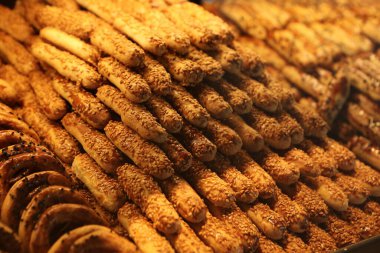 Bir grup çeşit kurabiye. Çikolata parçacıklı, yulaflı, kuru üzümlü, beyaz çikolatalı.