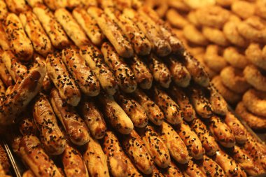 Bir grup çeşit kurabiye. Çikolata parçacıklı, yulaflı, kuru üzümlü, beyaz çikolatalı.