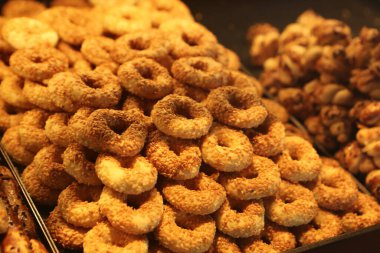 Bir grup çeşit kurabiye. Çikolata parçacıklı, yulaflı, kuru üzümlü, beyaz çikolatalı.