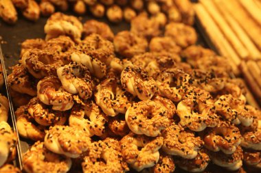 Bir grup çeşit kurabiye. Çikolata parçacıklı, yulaflı, kuru üzümlü, beyaz çikolatalı.