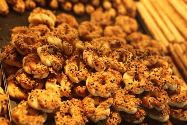 Bir grup çeşit kurabiye. Çikolata parçacıklı, yulaflı, kuru üzümlü, beyaz çikolatalı.