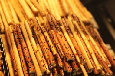 Bir grup çeşit kurabiye. Çikolata parçacıklı, yulaflı, kuru üzümlü, beyaz çikolatalı.