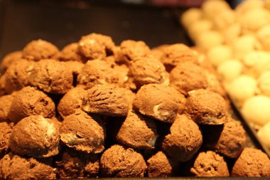 Bir grup çeşit kurabiye. Çikolata parçacıklı, yulaflı, kuru üzümlü, beyaz çikolatalı.