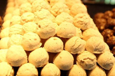 Bir grup çeşit kurabiye. Çikolata parçacıklı, yulaflı, kuru üzümlü, beyaz çikolatalı.