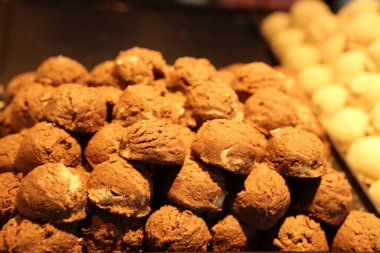 Bir grup çeşit kurabiye. Çikolata parçacıklı, yulaflı, kuru üzümlü, beyaz çikolatalı.