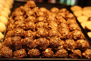 Bir grup çeşit kurabiye. Çikolata parçacıklı, yulaflı, kuru üzümlü, beyaz çikolatalı.