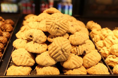 Bir grup çeşit kurabiye. Çikolata parçacıklı, yulaflı, kuru üzümlü, beyaz çikolatalı.