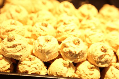 Bir grup çeşit kurabiye. Çikolata parçacıklı, yulaflı, kuru üzümlü, beyaz çikolatalı.