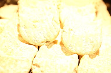 Bir grup çeşit kurabiye. Çikolata parçacıklı, yulaflı, kuru üzümlü, beyaz çikolatalı.