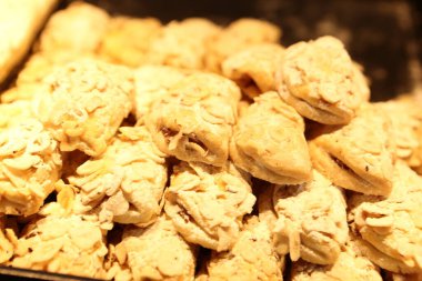 Bir grup çeşit kurabiye. Çikolata parçacıklı, yulaflı, kuru üzümlü, beyaz çikolatalı.