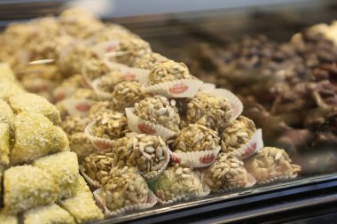 Bir grup çeşit kurabiye. Çikolata parçacıklı, yulaflı, kuru üzümlü, beyaz çikolatalı.