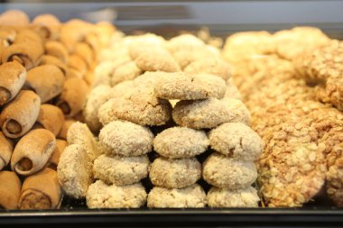 Bir grup çeşit kurabiye. Çikolata parçacıklı, yulaflı, kuru üzümlü, beyaz çikolatalı.