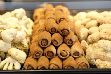 Bir grup çeşit kurabiye. Çikolata parçacıklı, yulaflı, kuru üzümlü, beyaz çikolatalı.