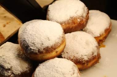 Bir grup çeşit kurabiye. Çikolata parçacıklı, yulaflı, kuru üzümlü, beyaz çikolatalı.