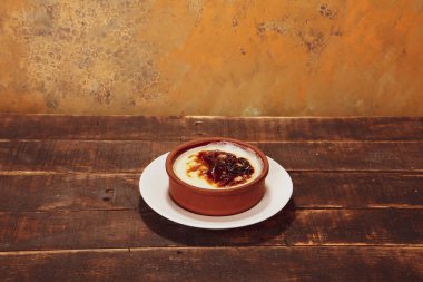 Geleneksel Türk sütlü pudingi.