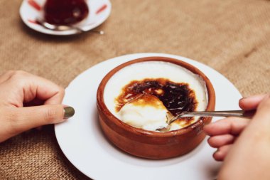 Geleneksel Türk sütlü pudingi.