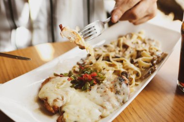 Lezzetli soslu lezzetli klasik İtalyan makarnası..