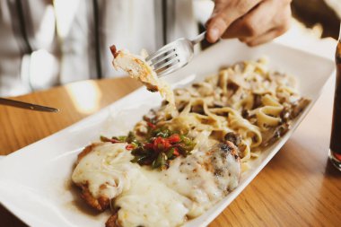 Lezzetli soslu lezzetli klasik İtalyan makarnası..