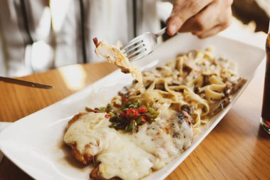 Lezzetli soslu lezzetli klasik İtalyan makarnası..