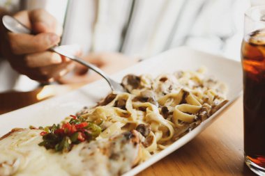 Lezzetli soslu lezzetli klasik İtalyan makarnası..