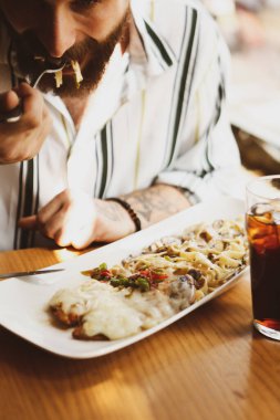 Lezzetli soslu lezzetli klasik İtalyan makarnası..