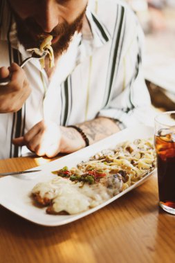 Lezzetli soslu lezzetli klasik İtalyan makarnası..