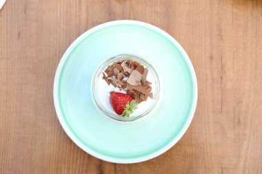 Kavanozda çok lezzetli tatlı, kavanozda tatlı ve kek.