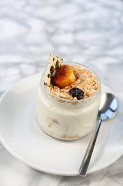 Kavanozda çok lezzetli tatlı, kavanozda tatlı ve kek.