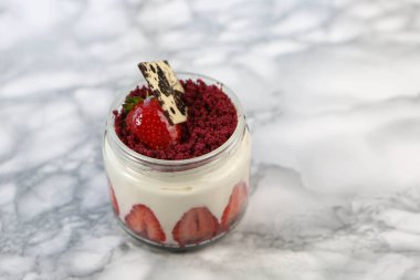 Kavanozda çok lezzetli tatlı, kavanozda tatlı ve kek.