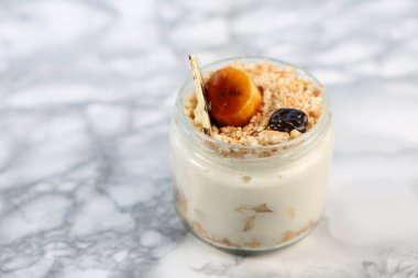 Kavanozda çok lezzetli tatlı, kavanozda tatlı ve kek.