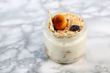 Kavanozda çok lezzetli tatlı, kavanozda tatlı ve kek.