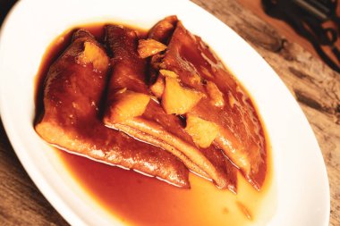 Yerel şeflerin pişirdiği ilginç yemekler.