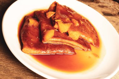 Yerel şeflerin pişirdiği ilginç yemekler.