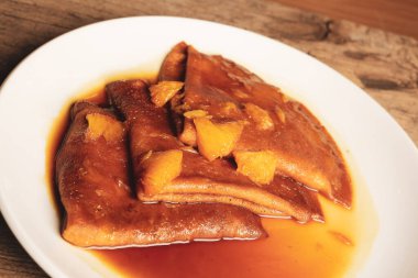 Yerel şeflerin pişirdiği ilginç yemekler.