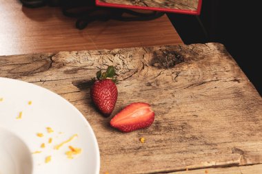 Masada çilekler var.  