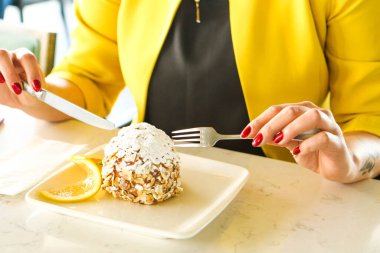 Masada lezzetli bir pasta var.