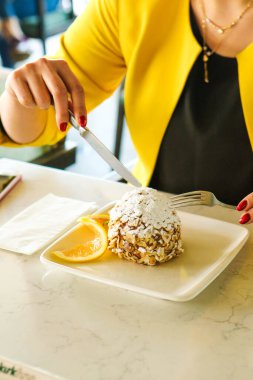 Masada lezzetli bir pasta var.