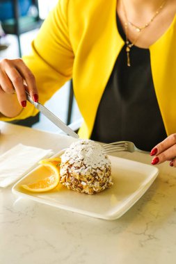 Masada lezzetli bir pasta var.