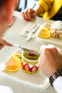 Masada lezzetli bir pasta var.